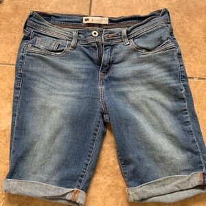 Levi’s women’s bermuda size 4 jean shorts